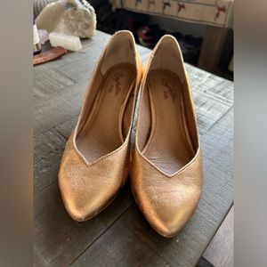 Seychelles Metallic Rose Gold wedge heels. Almond toe. 2” inch heel.